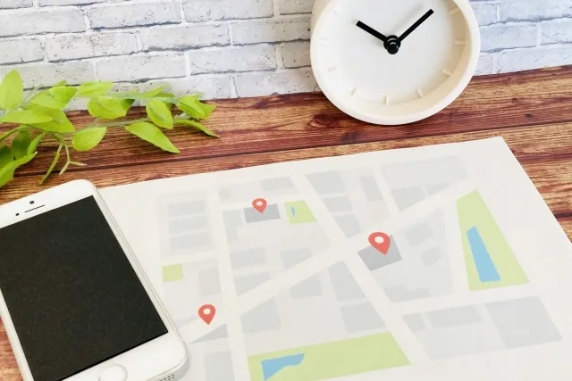時計とスマホと地図でアクセスをイメージした画像