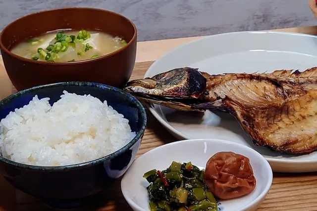 焼き魚と味噌汁と白米と梅干しの和食