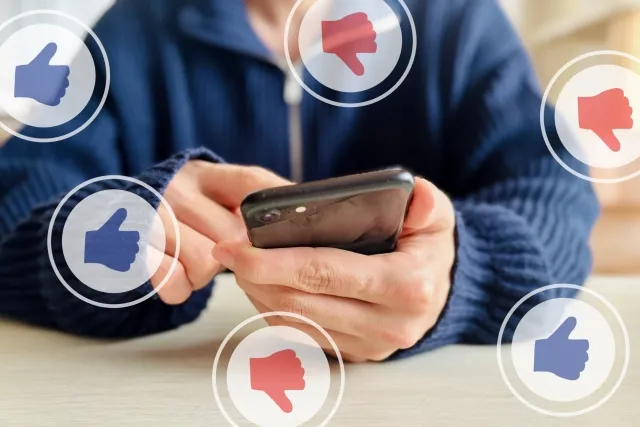スマホでいいねやよくないねのレビューを見ているイメージ画像