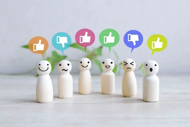 小さい人形からカラフルな色のいいねやよくないねが吹き出しで出ている