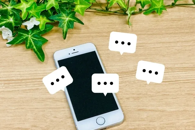 スマホから白いふきだしがいくつか出ている