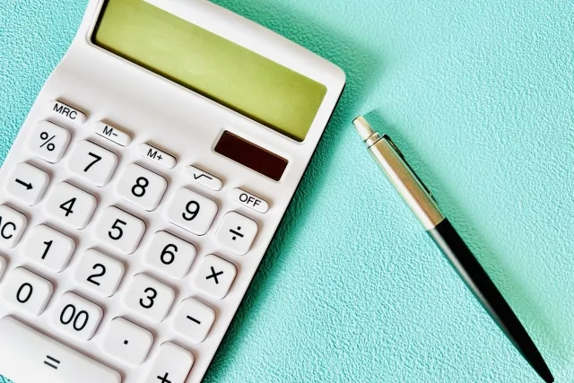 白色の電卓とボールペン