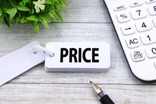 PRICEと書かれている暗記カードが中央に置かれている